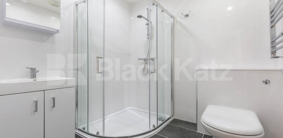 Spacious one bed with garden mins to tube and shops Alexander Road, Archway